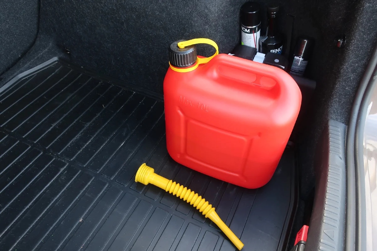 Можно ли хранить бензин в пластиковой канистре?